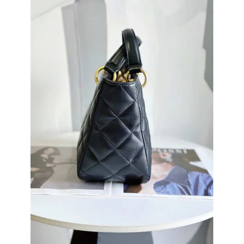 Chanel AS2120 malá nákupní taška z jehněčí kůže, černá