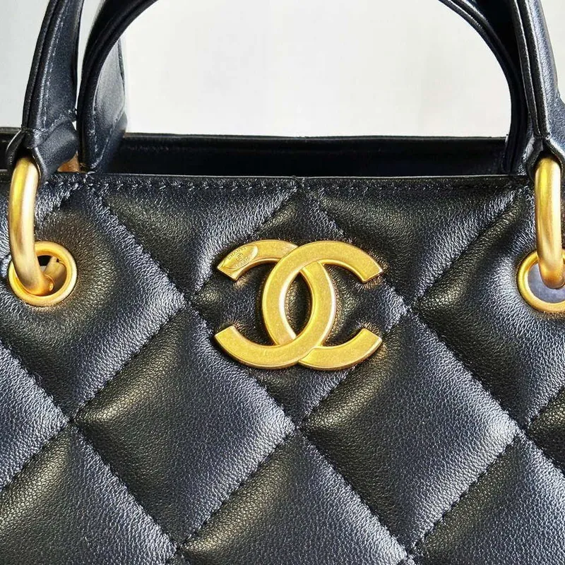 Chanel AS2120 malá nákupní taška z jehněčí kůže, černá