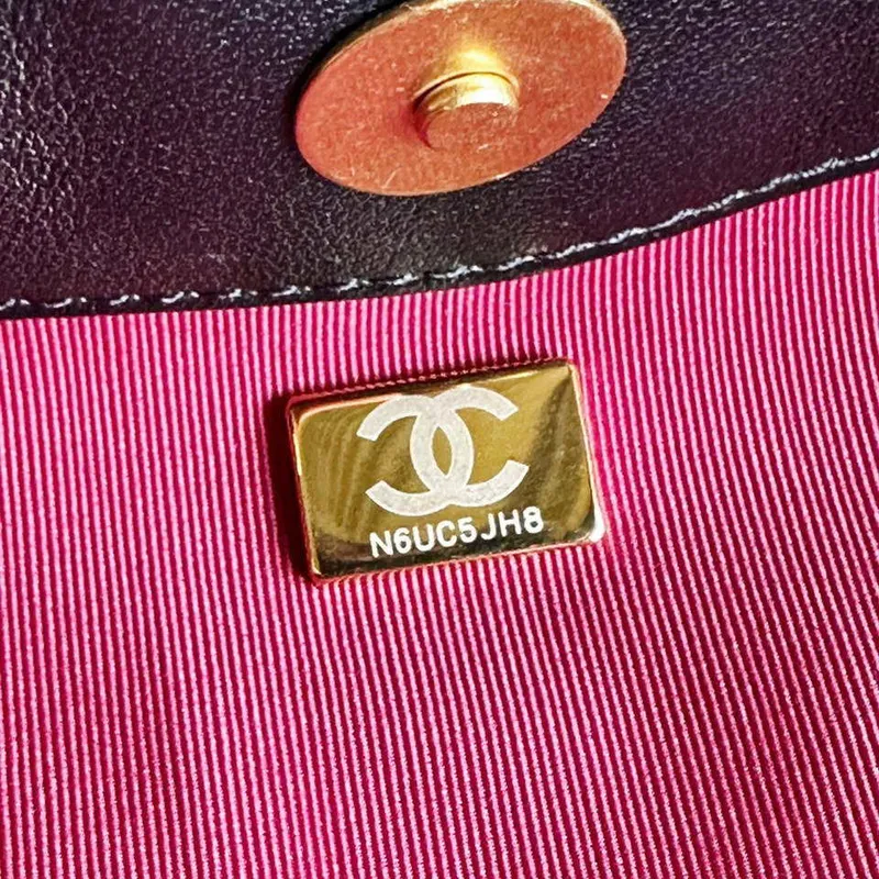 Chanel AS2120 malá nákupní taška z jehněčí kůže, černá