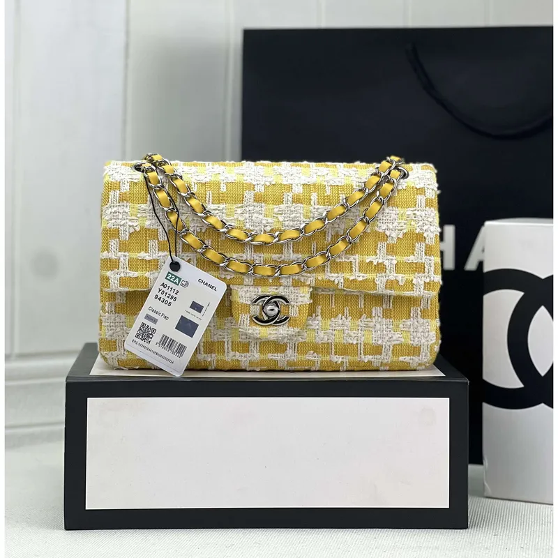 Chanel A01112 Klasická kabelka s klopou, vlněná a stříbrná kovová žlutá