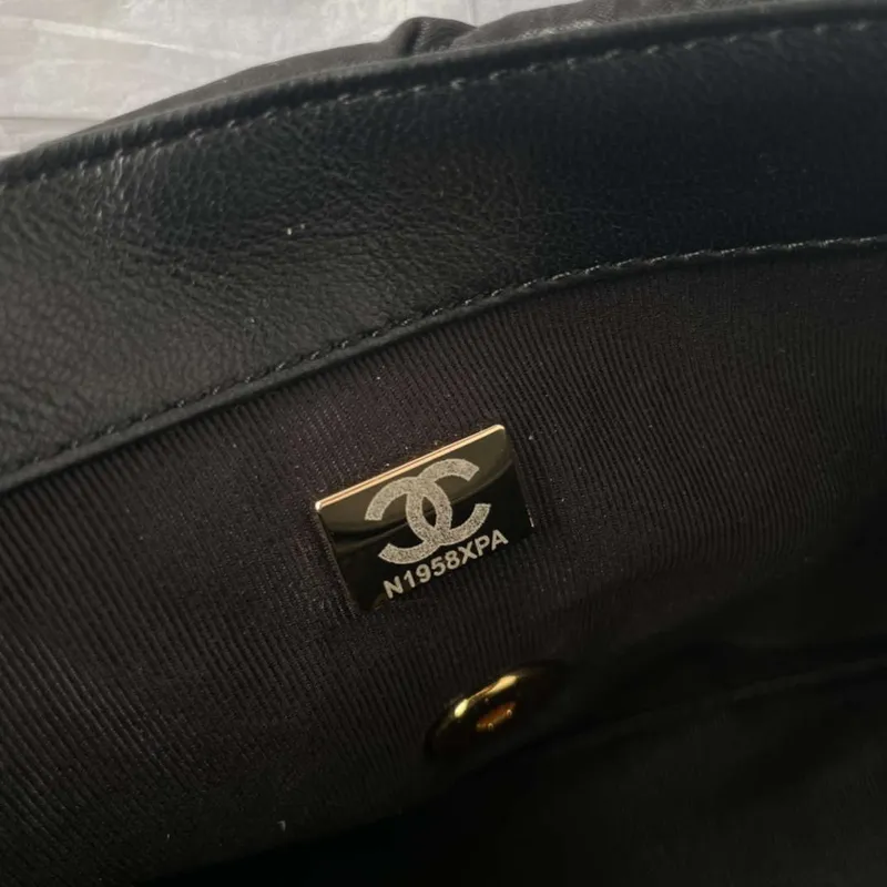 Chanel AS1118 Kabelka s klopou Saténová látka Černá