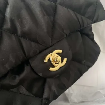 Chanel AS1118 Kabelka s klopou Saténová látka Černá