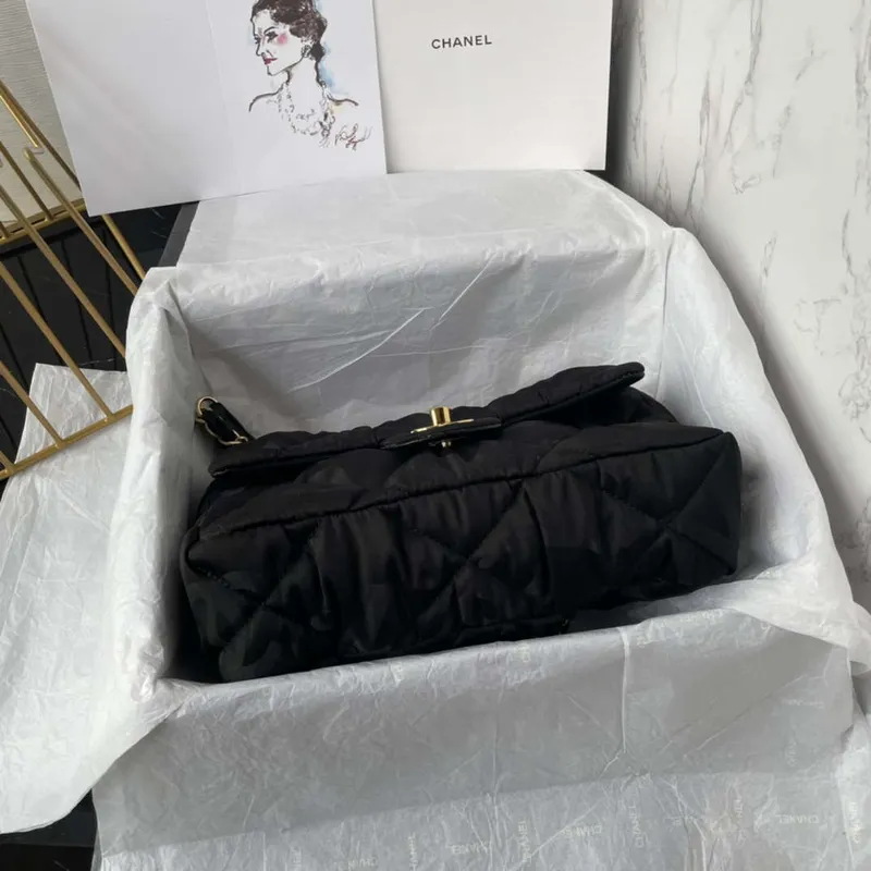 Chanel AS1118 Kabelka s klopou Saténová látka Černá