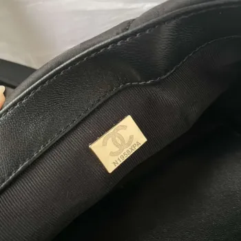 Chanel AS1115 Malá taška s klopou Saténová tkanina Černá