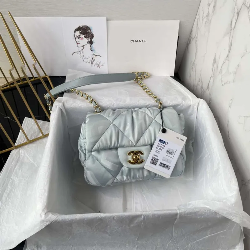 Chanel AS1115 Malá taška s klopou Saténová tkanina Světle modrá