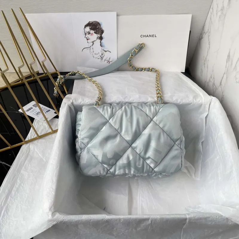 Chanel AS1115 Malá taška s klopou Saténová tkanina Světle modrá