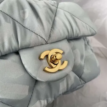 Chanel AS1115 Malá taška s klopou Saténová tkanina Světle modrá