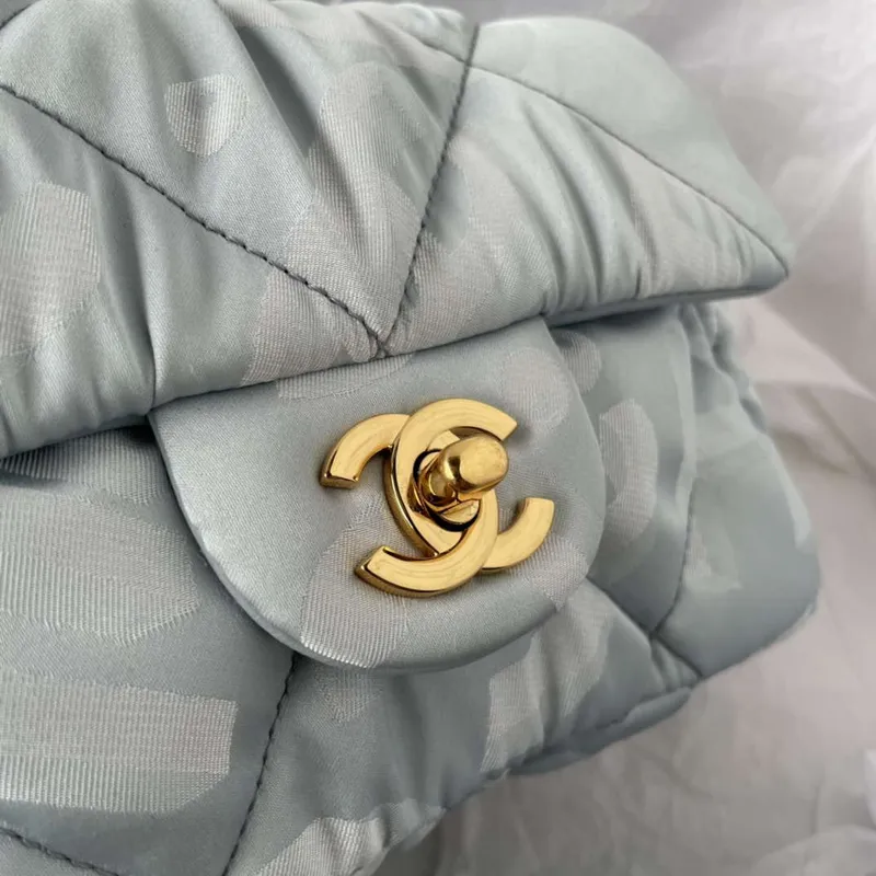 Chanel AS1115 Malá taška s klopou Saténová tkanina Světle modrá