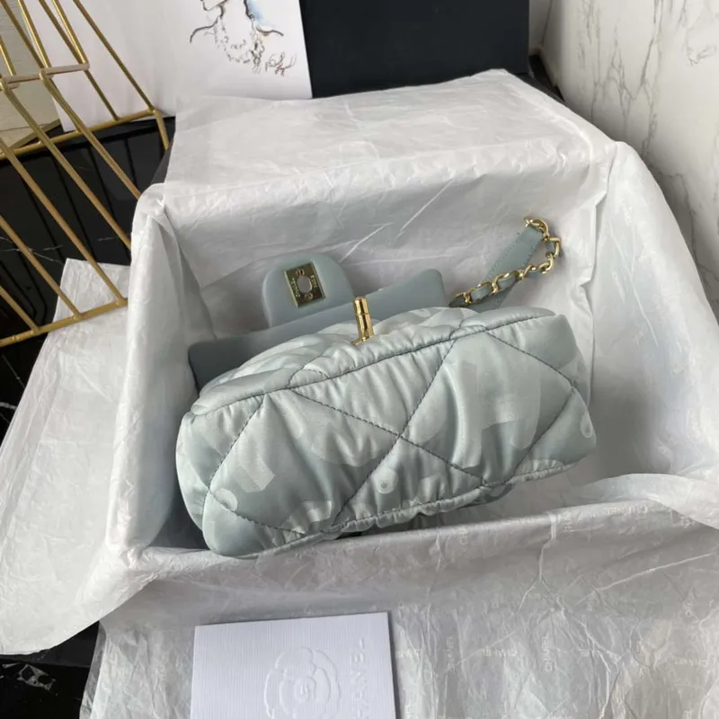 Chanel AS1115 Malá taška s klopou Saténová tkanina Světle modrá