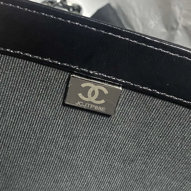 Chanel AS4051 Kabelka s klopou z jehněčí kůže, černá kovová s černou