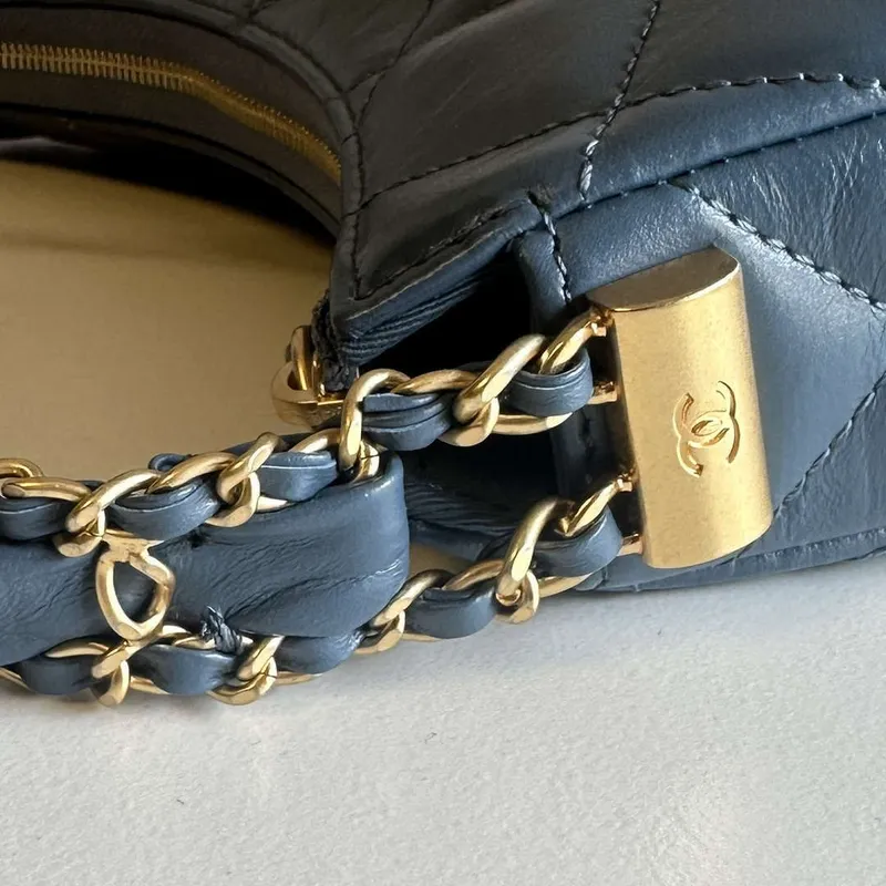 Chanel AS4422 23K Hobo taška z jehněčí kůže, zlatý kov, tmavě modrá