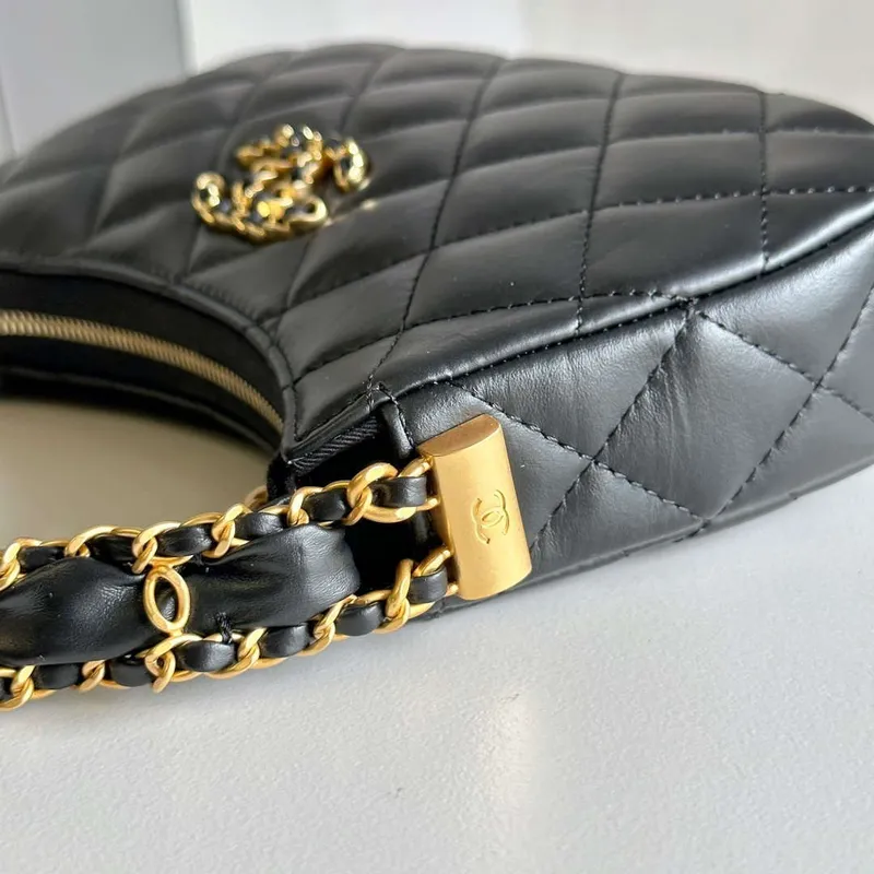 Chanel AP3647 23K Malá taška Hobo z jehněčí kůže, zlatý kov, černá