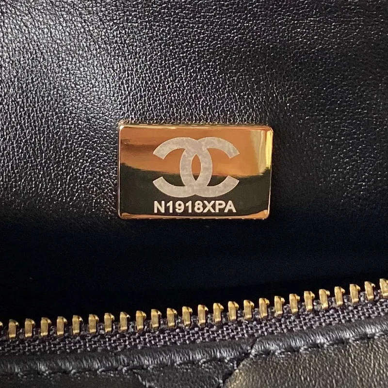 Chanel AS4201 Taška s horním uchem z telecí kůže, černá