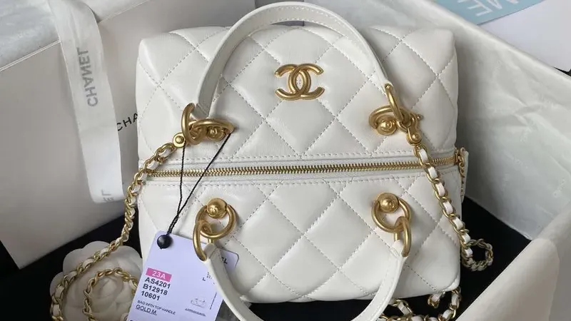 Chanel AS4201 — elegantní bílá kabelka z telecí kůže s horním uchem