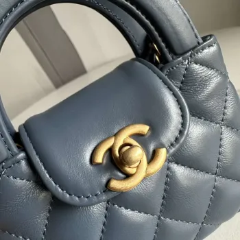 Chanel AP3435 Lesklá stárnutá telecí kůže a zlatý kov Námořnická modrá