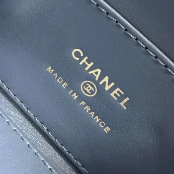 Chanel AP3435 Lesklá stárnutá telecí kůže a zlatý kov Námořnická modrá