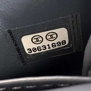 Chanel AP3435 Lesklá stárnutá telecí kůže a zlatý kov Námořnická modrá