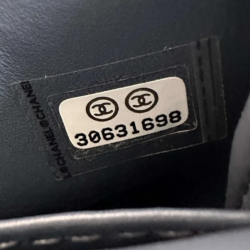 Chanel AP3435 Lesklá stárnutá telecí kůže a zlatý kov Námořnická modrá