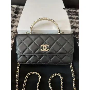 Chanel A96034 Peněženka na řetízku s malou květinovou rukojetí z černé jehněčí kůže