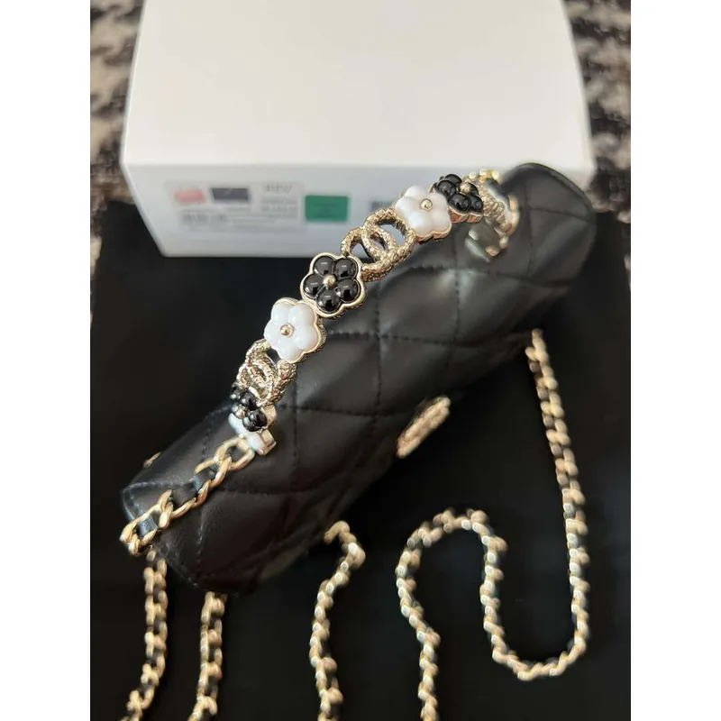 Chanel A96034 Peněženka na řetízku s malou květinovou rukojetí z černé jehněčí kůže