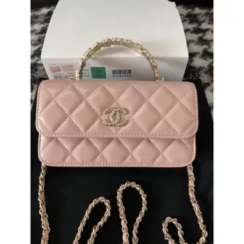 Chanel A96034 Peněženka Woc na řetízku s malou květinovou rukojetí, růžová jehněčí kůže