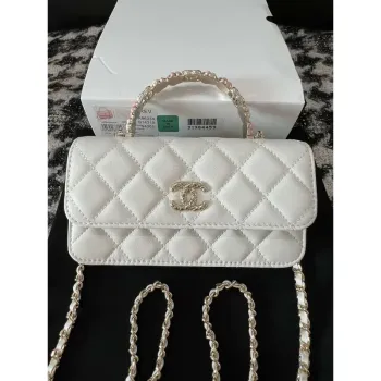 Chanel A96034 Peněženka Woc na řetízku s malou květinovou rukojetí z bílé jehněčí kůže