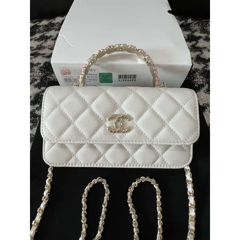 Chanel A96034 Peněženka Woc na řetízku s malou květinovou rukojetí z bílé jehněčí kůže
