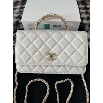 Chanel A96033 Peněženka Woc na řetízku s malým květinovým uchem z bílé jehněčí kůže