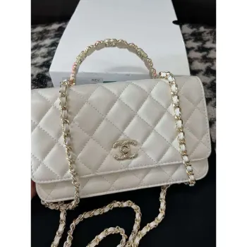 Chanel A96033 Peněženka Woc na řetízku s malým květinovým uchem z bílé jehněčí kůže