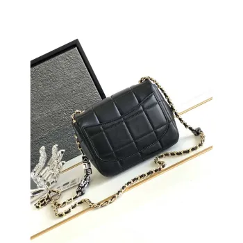 Chanel AS3744 Mini taška s klopou, bílá jehněčí kůže, pryskyřice a zlacený kov, černá