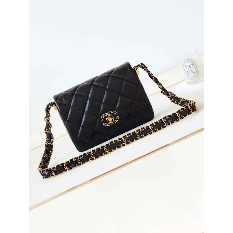 Chanel AS4423 Kabelka s klopou z jehněčí kůže, černá