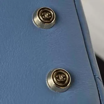 Chanel AS4469 Malá kabelka BOX z lesklé telecí kůže a zlatého kovu, modrá