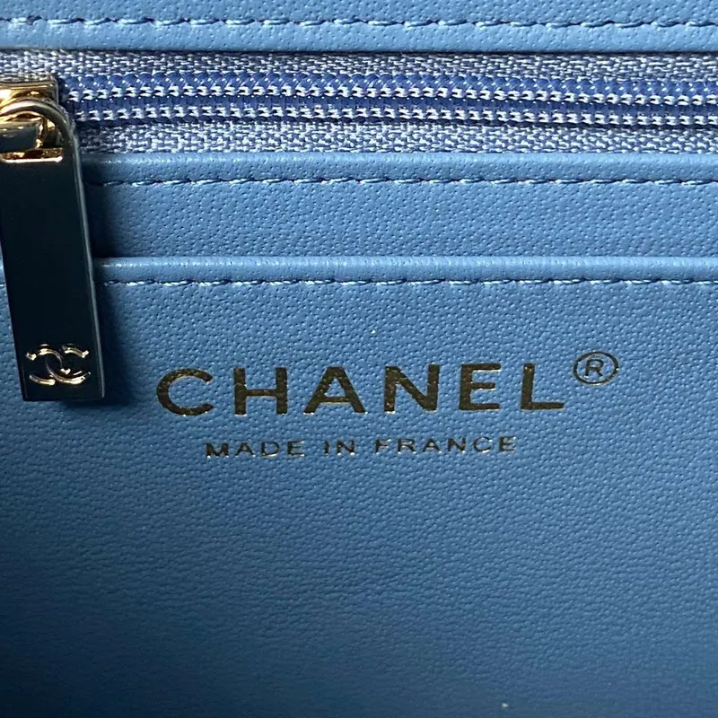 Chanel AS4469 Malá kabelka BOX z lesklé telecí kůže a zlatého kovu, modrá