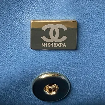 Chanel AS4469 Malá kabelka BOX z lesklé telecí kůže a zlatého kovu, modrá