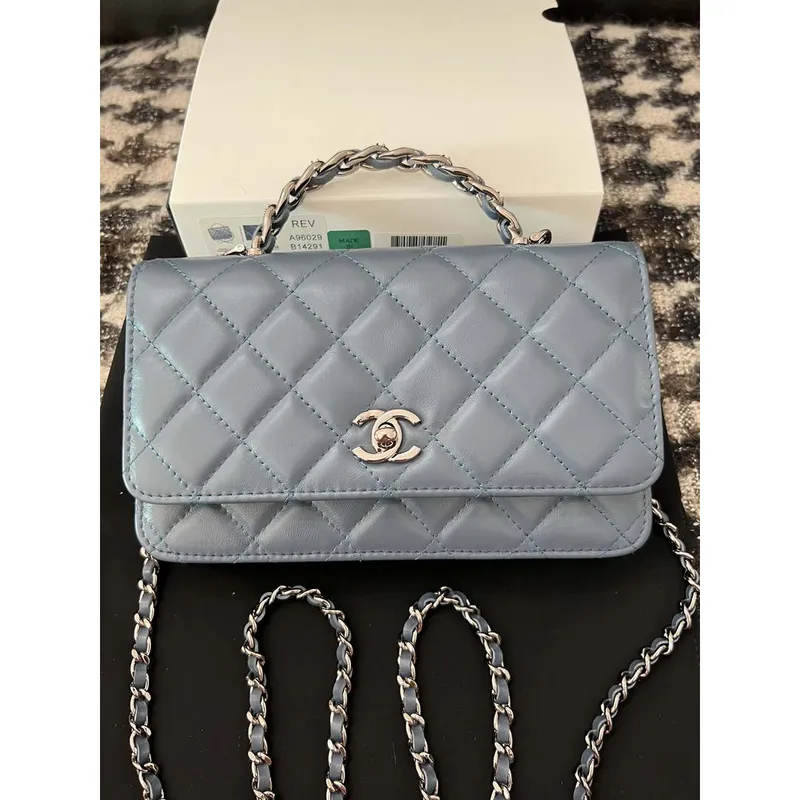 Chanel AP3645 Woc Peněženka na řetízku Modrá lesklá zmačkaná telecí kůže Strass & Ruthenium Finish Metal