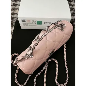 Chanel AP3566 Psaníčko s řetízkem, růžová lesklá zmačkaná telecí kůže, strass a rutheniumová povrchová úprava kovu
