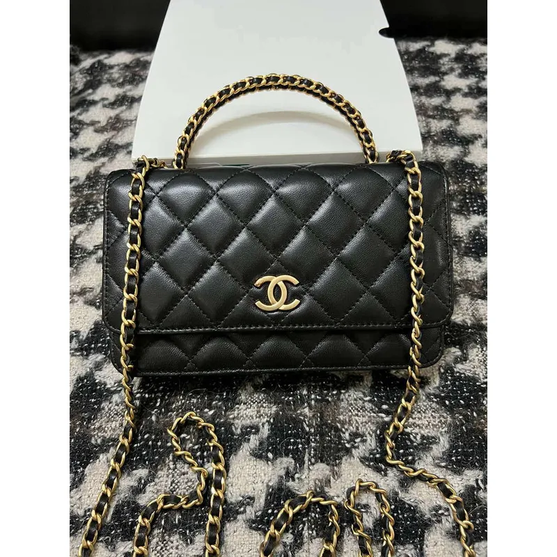 Chanel A68113 Peněženka Woc na řetízku s uchem, černá lesklá zmačkaná telecí kůže