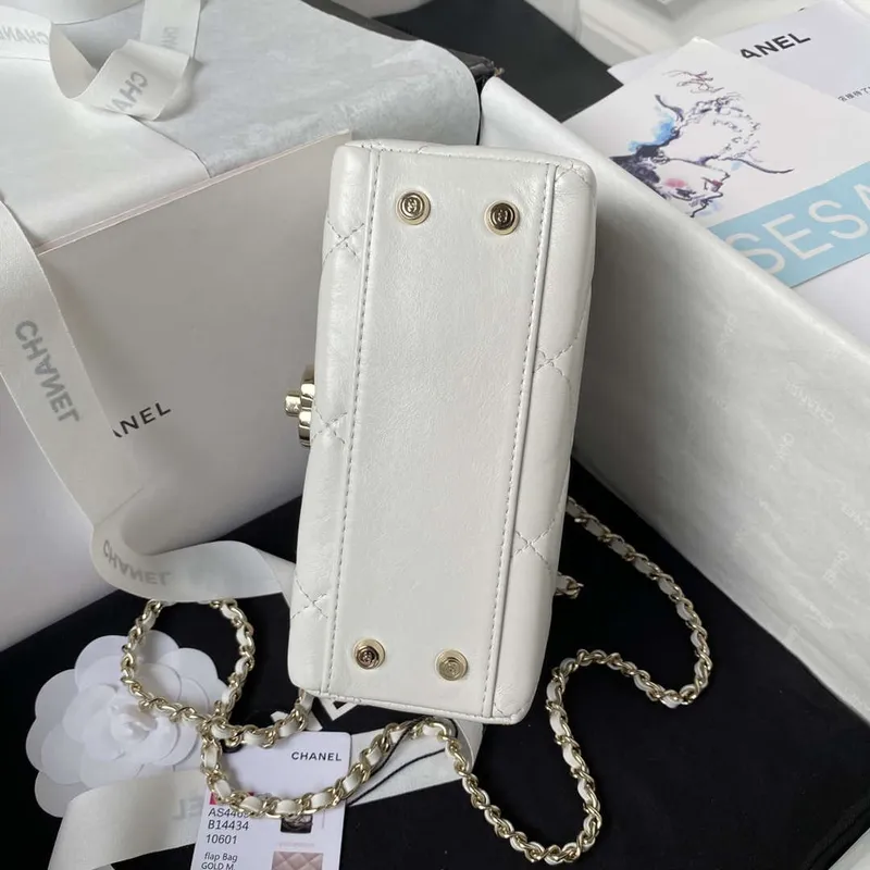 Chanel AS4469 Mini BOX taška z lesklé telecí kůže a zlatého kovu, bílá