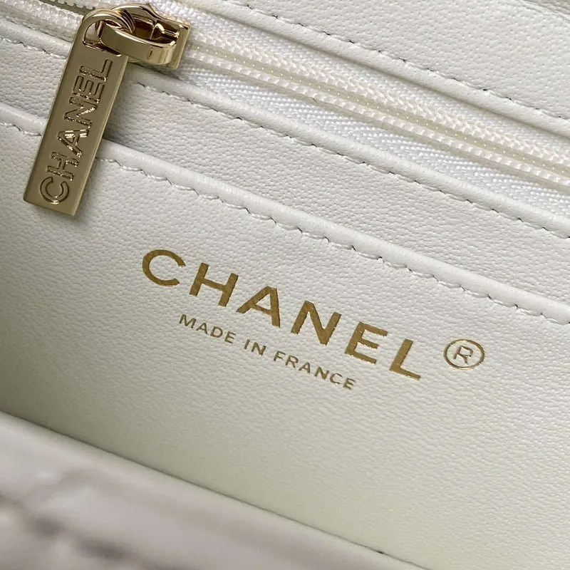 Chanel AS4469 Mini BOX taška z lesklé telecí kůže a zlatého kovu, bílá