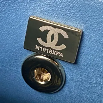 Chanel AS4469 Mini BOX taška z lesklé telecí kůže a zlatého kovu, modrá