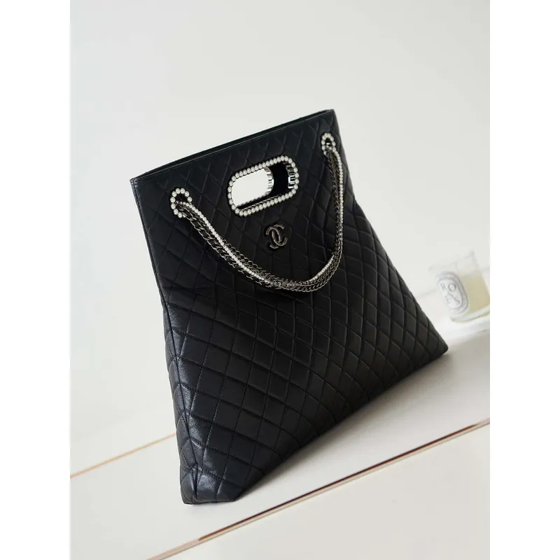 Chanel AS4223 Velká nákupní taška ze staré lesklé jehněčí kůže s krystalovými perlami a černým kovem Černá