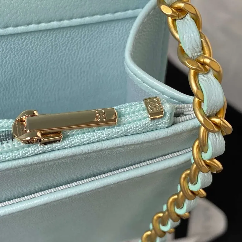Chanel AP3363 Klopová taška Baguette z jehněčí kůže, modrá