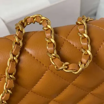 Chanel AP3363 Klopová taška Baguette z jehněčí kůže, hnědá
