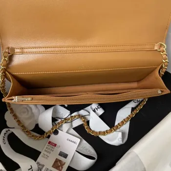 Chanel AP3363 Klopová taška Baguette z jehněčí kůže, hnědá