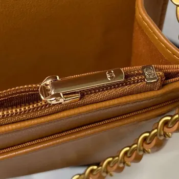 Chanel AP3363 Klopová taška Baguette z jehněčí kůže, hnědá