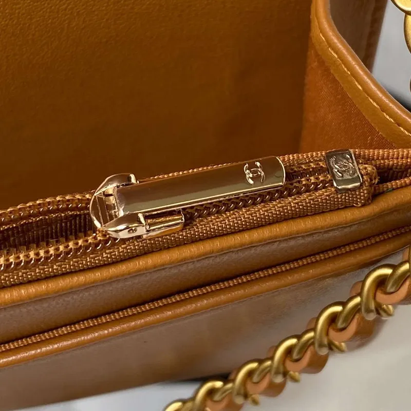 Chanel AP3363 Klopová taška Baguette z jehněčí kůže, hnědá