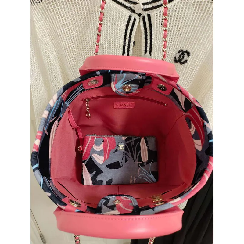 Chanel A66941 Střední taška s potiskem sametu, dřevěnými perlami a zlatými kovovými detaily, červená a vícebarevná