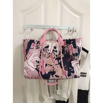 Chanel A66941 Střední taška s potiskem sametu, dřevěnými perlami a zlatými kovovými detaily v růžové a vícebarevné kombinaci