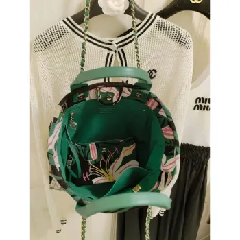 Chanel A66941 Střední taška s potiskem sametu, dřevěnými perlami a zlatými kovovými detaily, zelená a vícebarevná