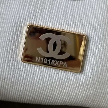 Malý batoh Chanel AS4275 z telecí kůže a zlatého kovu, bílá barva